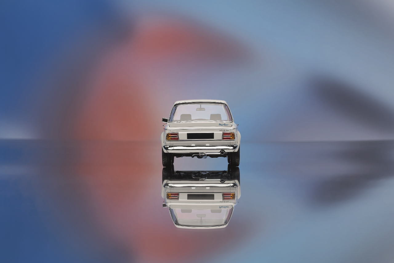 Genuine Car Model Miniature 2002 Turbo White 1:18 view 2