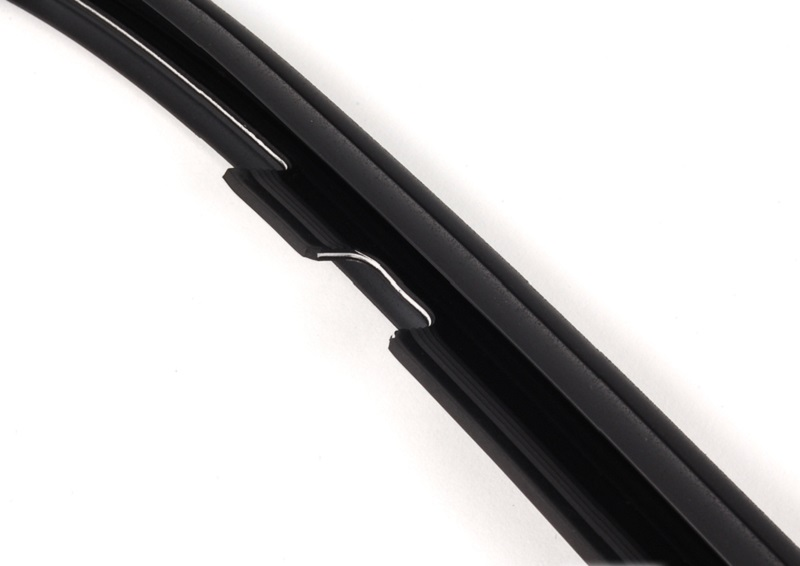 Genuine Right Exterior Roof Trim/Grill Moulding 51 13 7 146 106 view 3
