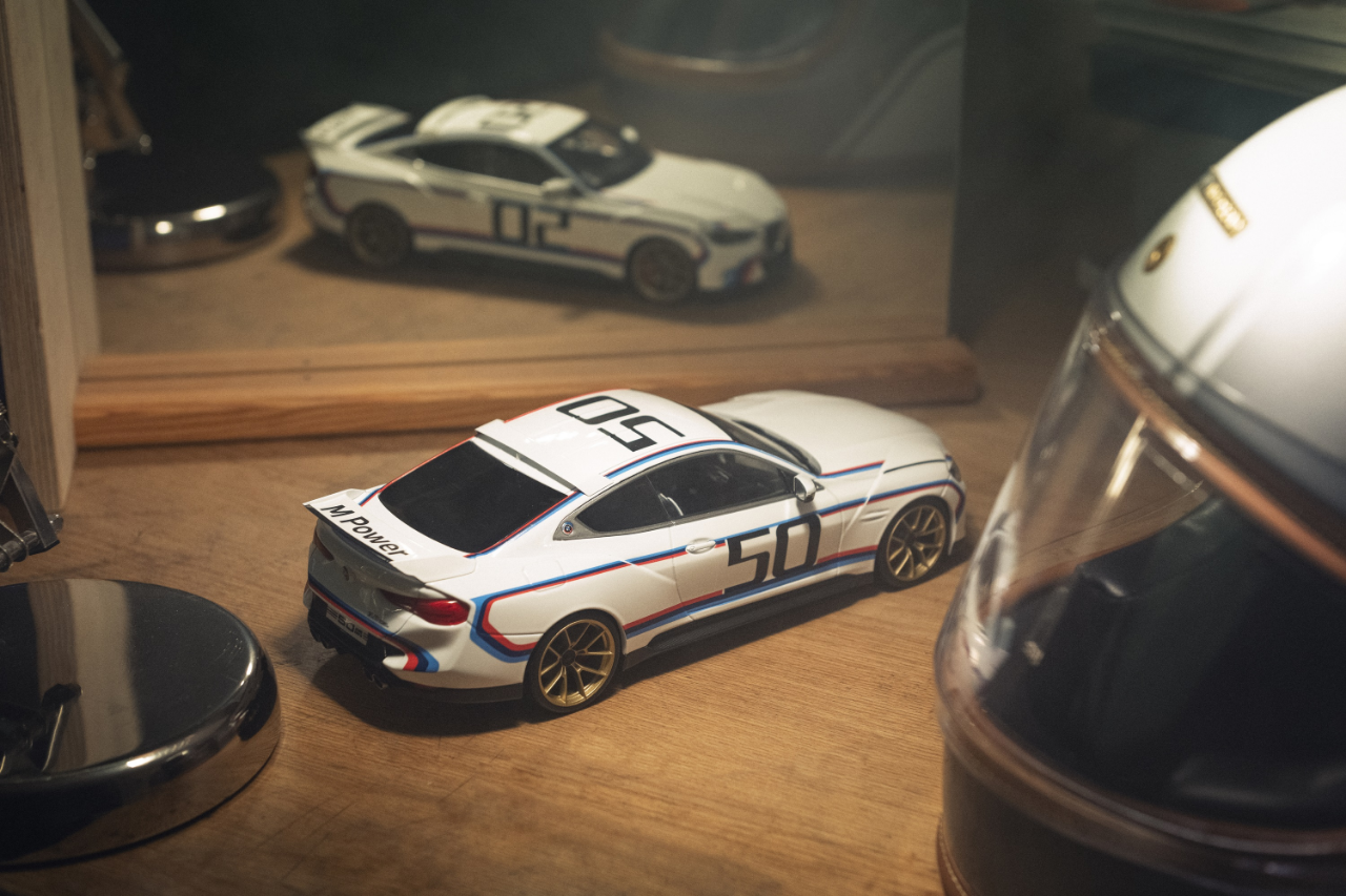 Genuine Car Model Miniature CSL BJ 2022 White      1:18 view 11