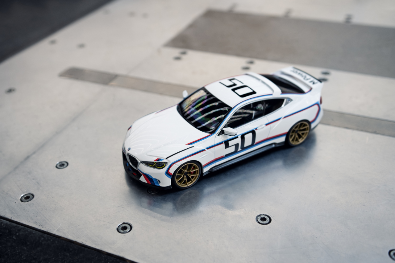 Genuine Car Model Miniature CSL BJ 2022 White      1:18 view 5
